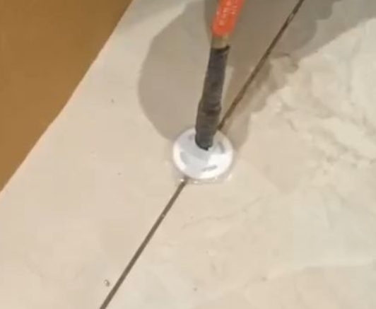 淮阳瓷砖空鼓维修公司专业解答瓷砖在铺贴过程中，如果没有涂抹均匀到位的粘结材料（如水泥砂浆或瓷砖胶），可能会导致以下问题